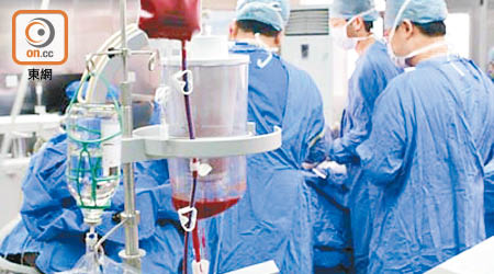 手術時，病人需要輸血分量相對增加。（資料圖片）