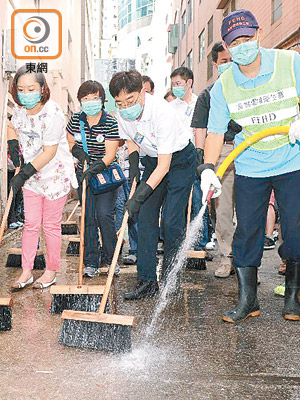 有議員批評清潔「三無」大廈納入回歸活動是「篤數」，圖為港府前年帶頭落區清潔街道。