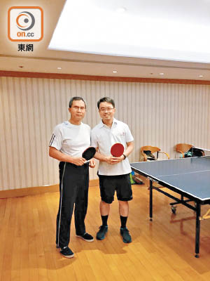施俊輝（右）同吳清煥（左）喺屋苑會所打乒乓波。（受訪者提供）