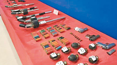 汕尾<br>汕尾警方在行動中繳獲長手槍、手榴彈等軍火。（互聯網圖片）