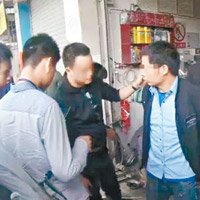 雲浮警方抓獲偷電單車的陳男（右）。