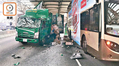 車斗食材拋出四散。（戴展邦攝）