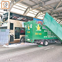 貨車車頂被劏開，車身鐵門跌在巴士車尾。