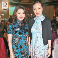 設計師余嫿（右）及長衫薈國際部主席李萌（左）不約而同着藍色系旗袍，畫面零舍協調。