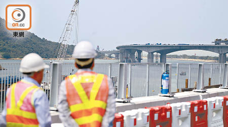 港珠澳大橋香港段屢屢發生工業意外，至今因違規而被判罰局部停工的總日數多達六百二十八日。（資料圖片）