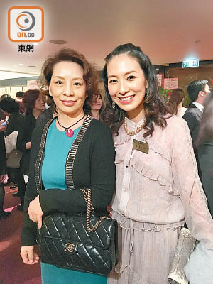 藍王雲仙（右）同媽媽Masako（左）成個餅印咁，都係大美人。（余素月攝）