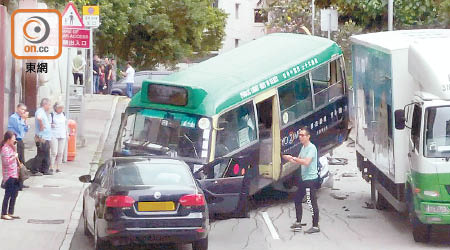 被撞小巴被推行撞及路邊貨車，再越線與私家車迎撼。（讀者提供）