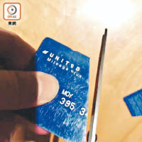 立法會議員莫乃光剪碎自己的聯合航空會員卡。（互聯網圖片）