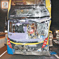 城巴擋風玻璃粉碎，車頭嚴重毀爛。（梁裔楠攝）