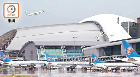 大灣區航空海運網絡等硬件日趨完善，圖為廣州白雲機場。