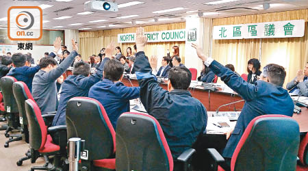 廿一名北區區議員一致通過修訂動議，要求政府暫緩收地。 （賴啟燊攝）