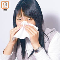 鼻敏感發作時會打噴嚏、流清鼻水或出現鼻水倒流。