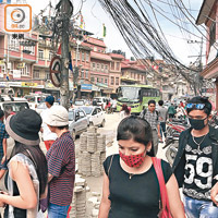 途人喺尼泊爾街頭要戴上口罩。