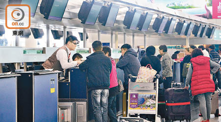 本港的機場離境旅客，過去十多年來一直被航空公司多收機場保安費。（蕭毅攝）