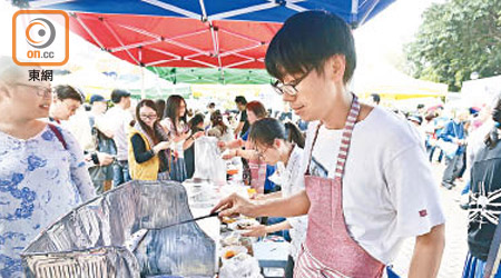 售賣紅油抄手的梁先生大讚明火煮食「火力好啲，好快滾」。（李志湧攝）