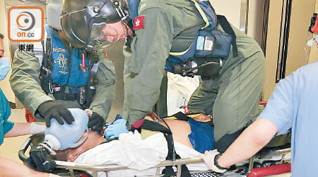 行山猝死男子送院時，由飛行醫生不斷急救。（馮溢華攝）