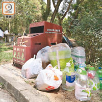 營地回收桶旁，放有多袋未經分類的垃圾。