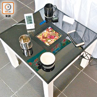 「冷暖桌子」按冷或熱功能鍵可控制桌面溫度。（受訪者提供）