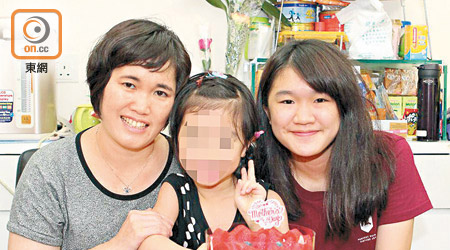 好媽媽鄧桂思（左）換肝波折重重，幸獲善心人遺愛，邁向康復之路，右為其長女Michelle。（資料圖片）