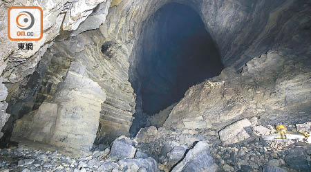 重慶二龍口洞洞廳高逾三百五十米，即使用接近一千流明的電筒照明仍未能清晰拍攝頂部。