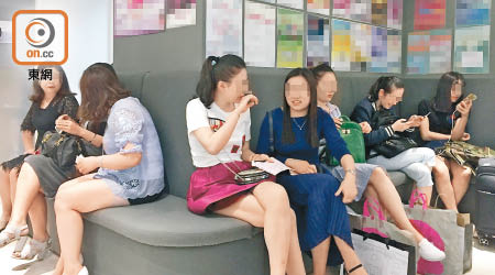 醫務中心內坐了二、三十名等待注射疫苗的女士。