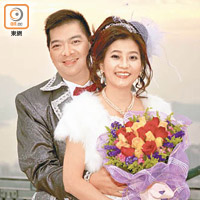 王先生及太太去年底結婚，令兩個單親家庭組合成完整家庭。（受訪者提供）