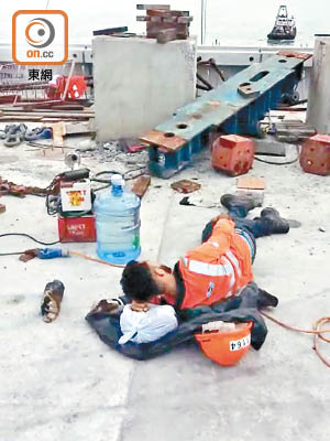 港珠澳大橋香港段上月再發生工業意外，有工人在事發後受傷倒地。（受訪者提供）