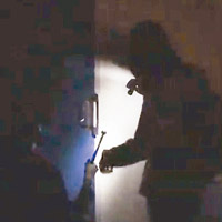 影片見到兩名戴帽人士在一棟住宅外以硬物撞開門鎖。（互聯網圖片）