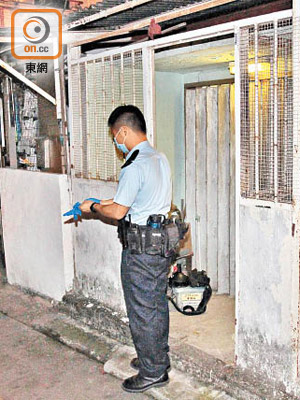 警員在涉事村屋調查。（文健雄攝）