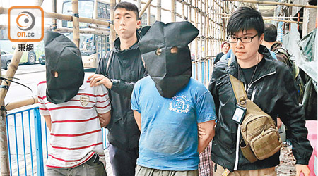 兩名越南竊匪被帶署扣查。（左錦鴻攝）