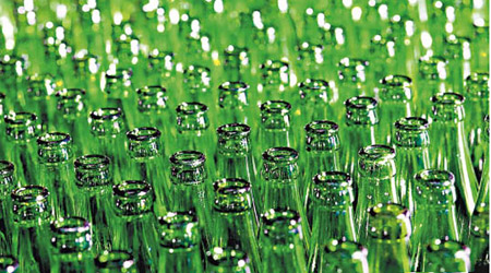 美國有大學團隊利用廢棄玻璃瓶，提煉出儲電潛力更高的新電池。（互聯網圖片）