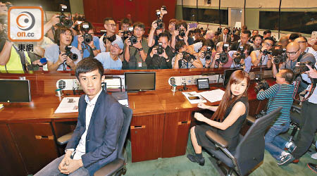 謝偉俊指游蕙禎（左二）及梁頌恆（左）衝擊立法會會議室的行為是不受特權法保障。