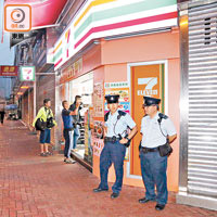 警員在遇劫的合益中心便利店調查。（梁國雄攝）