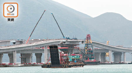 近期工業意外頻生，港珠澳大橋上月發生致命意外。（資料圖片）