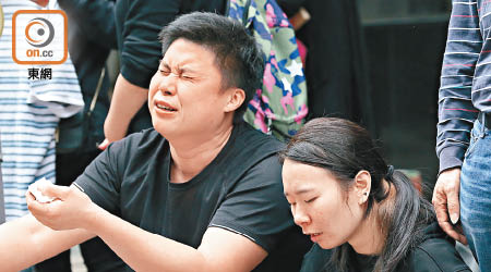 死者子女路祭跪地痛哭。（冼耀華攝）