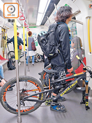港鐵修例禁止乘客在港鐵範圍內騎單車，及維持乘客攜帶單車入閘必須拆轆的規定。（資料圖片）