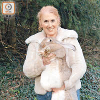 愛德華茲為著名養兔人。