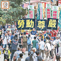 職工盟發起遊行，批評政府於標時立法問題「交白卷」。（李志湧攝）