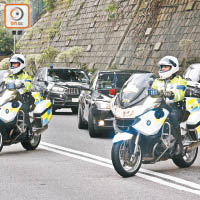 警方安排護送隊及要員保護組護送總統車隊。（何天成攝）