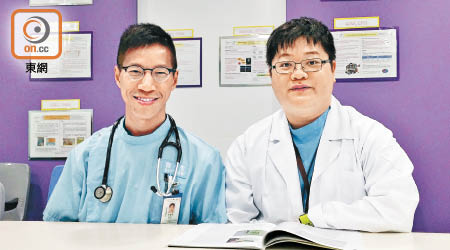 馮顯達（左）及林成傑（右）研究發現泰國的抗蛇毒血清對青竹蛇較有效。（鍾君容攝）