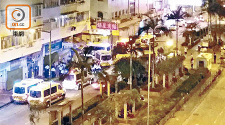 大批警員昨凌晨在深水埗街頭阻止南亞兵團廝殺。（讀者提供）
