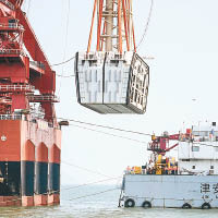 港珠澳橋沉管隧道最終接頭由起重船「振華30」吊裝進入海底。