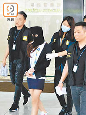 涉案港女被司警拘捕扣查。