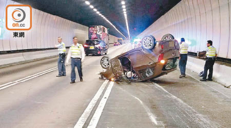 私家車「反肚」橫亘管道快線。（林少兒攝）