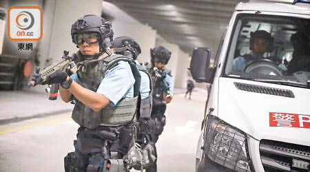 警方反恐特勤隊不時在本港重要基礎設施進行演習。（資料圖片）