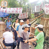 村民揚言廿四小時留守，阻止政府人員忽然收地。