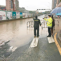 暴雨過後，深圳部分路面嚴重積水。（互聯網圖片）