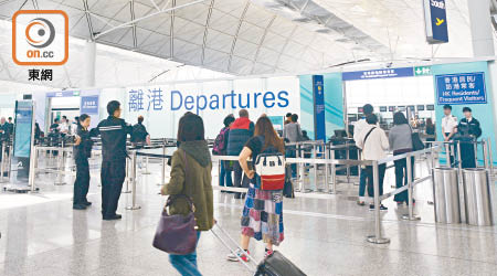 港人愛旅遊，每逢長假期機場均有大批市民離境外遊。