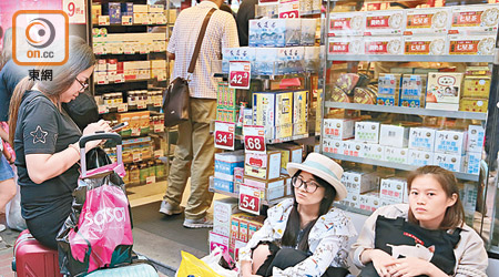 內地官媒指香港旅業再不能過分依賴「購物天堂」的名頭，要發展多元旅遊產品。