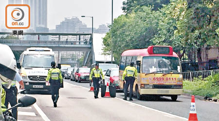 警方昨午於油麻地西九龍走廊西近渡船街檢查小巴及的士的安全駕駛。（黃凱翎攝）